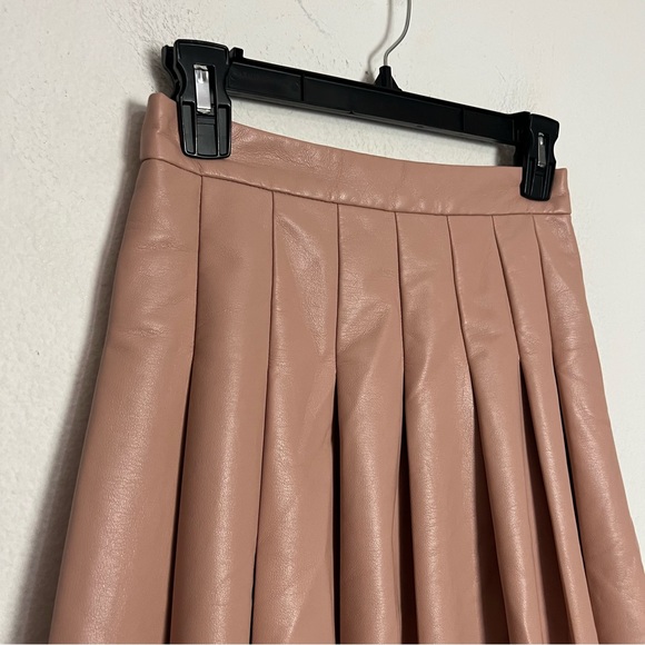 Aritzia Sunday Best Olive Pleated Mini Skirt Nude Pink Vegan Leather Size 2 - Picture 4 of 10